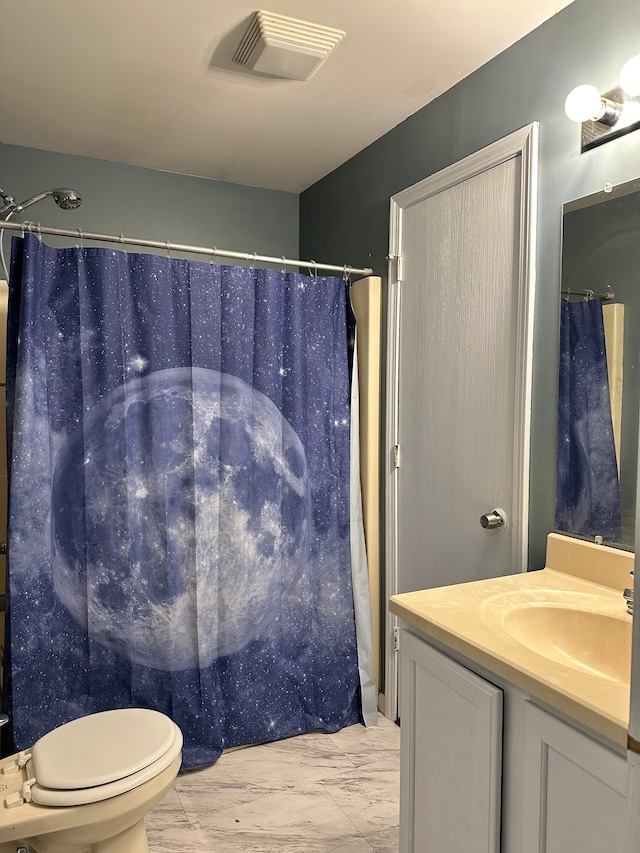 bathroom with a shower with curtain, vanity, and toilet