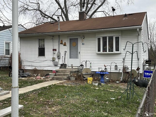 view of front of property with a front yard