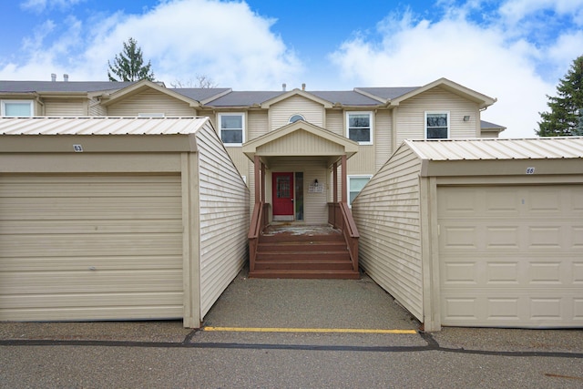 4980 Oak Hill Dr Unit 66, Waterford, MI 48329 - view of front facade with a metal roof