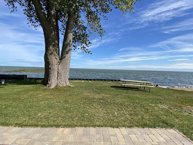 view of yard featuring a water view