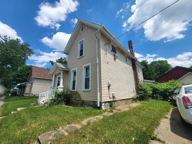 view of front of property with a front lawn