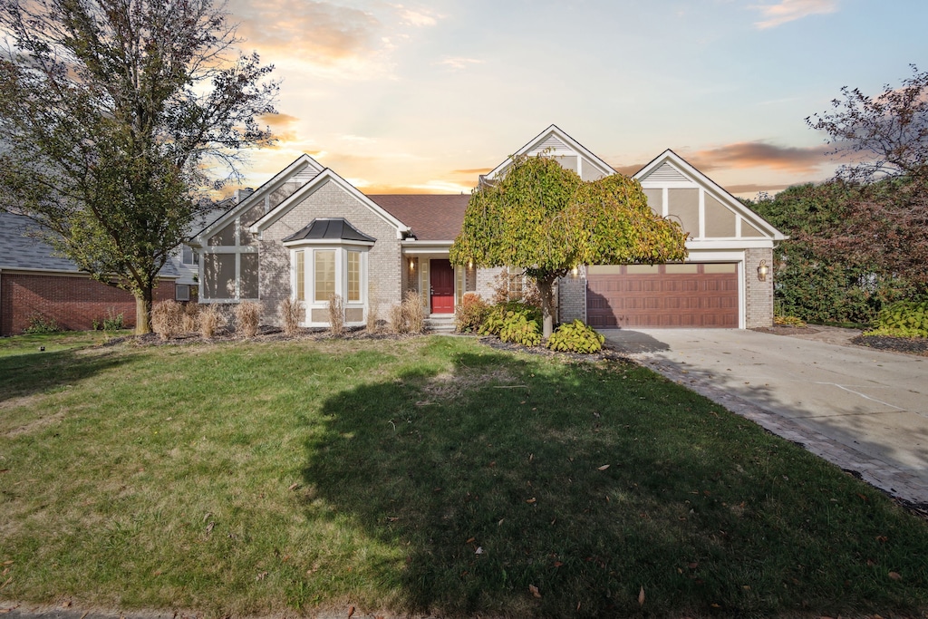 view of front of house featuring a lawn