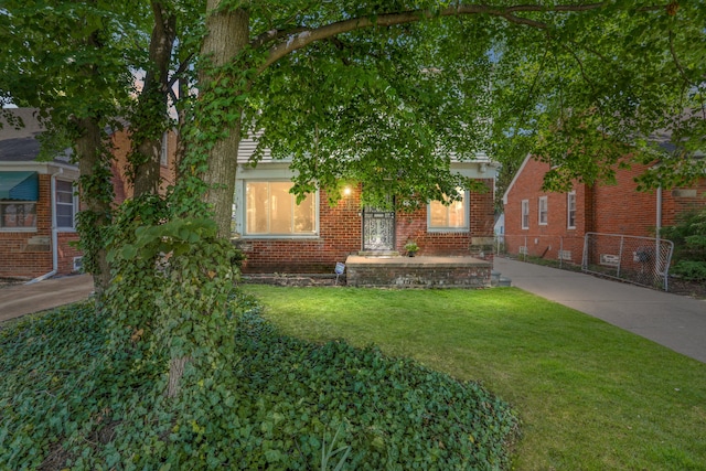 view of front of house featuring a front lawn