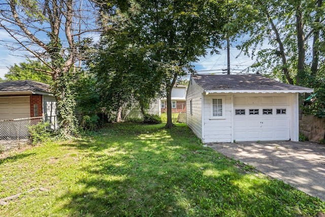 view of yard featuring a garage and an outdoor structure