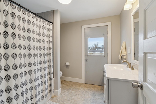 bathroom featuring a shower with shower curtain, vanity, and toilet