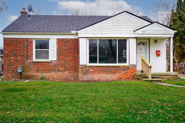 view of front of house with a front lawn