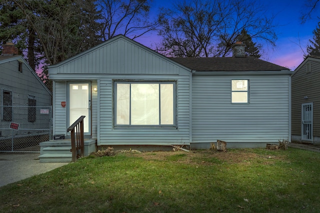 view of front of property featuring a lawn