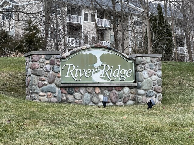 community sign featuring a yard