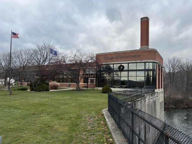 view of yard featuring a water view