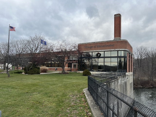 view of yard featuring a water view