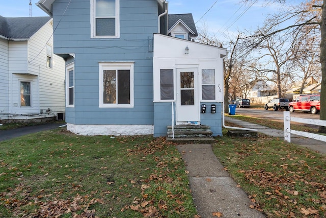 view of front facade featuring entry steps and a front yard