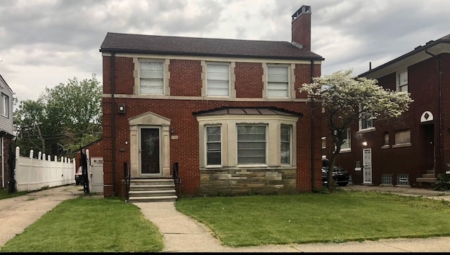 view of front facade featuring a front lawn