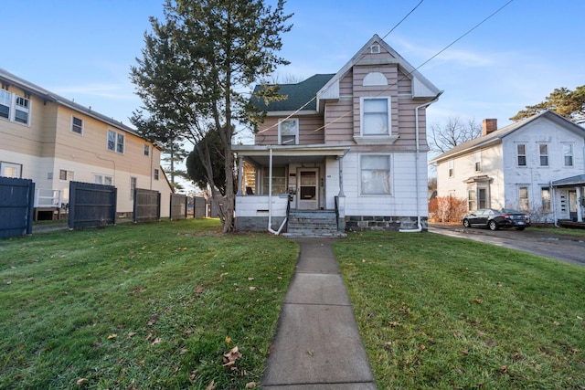 view of front of property featuring a porch and a front lawn