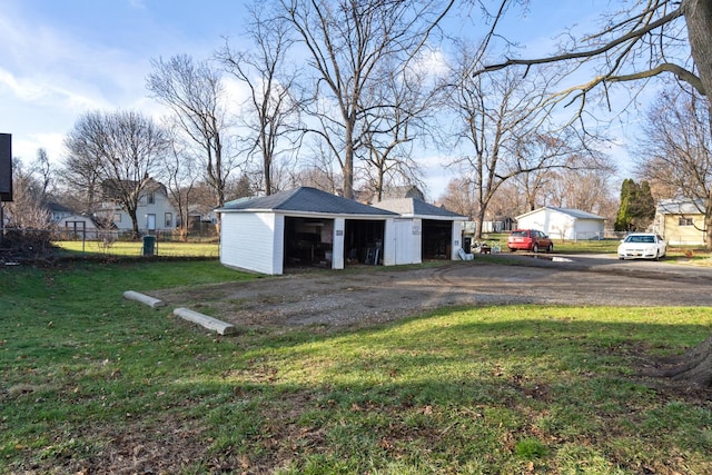 view of yard featuring an outbuilding