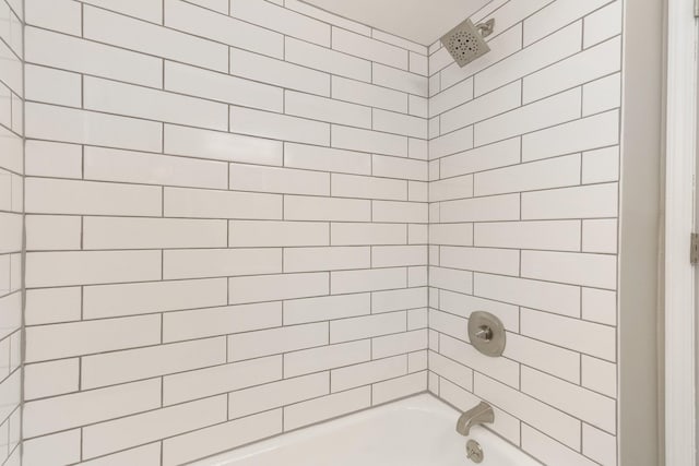 bathroom with tiled shower / bath