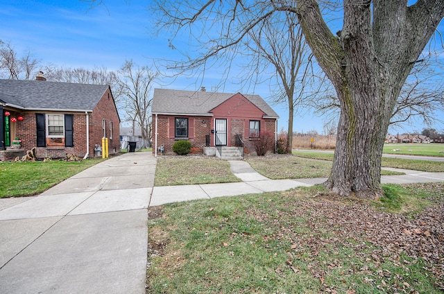 view of front of home featuring a front lawn