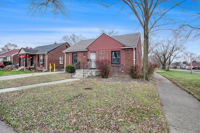 bungalow featuring a front yard