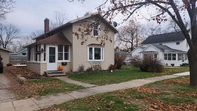 view of front facade featuring a front yard