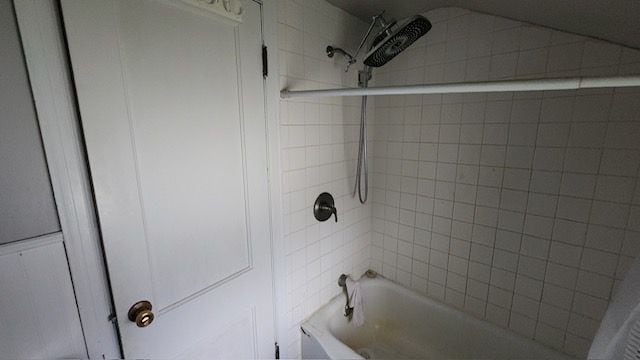 room details featuring tiled shower / bath combo