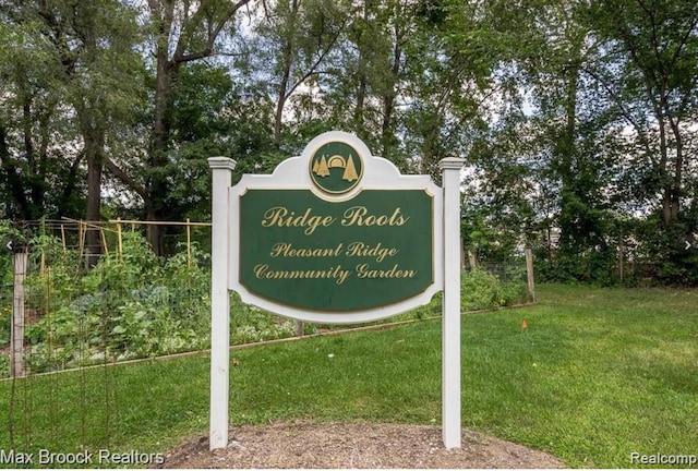 community sign with a lawn