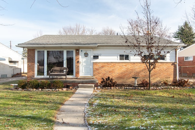 view of front facade featuring a front yard