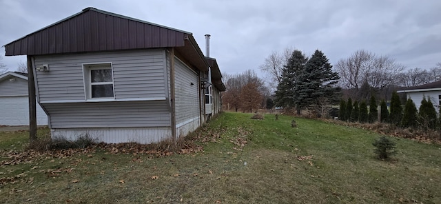 view of side of property featuring a yard