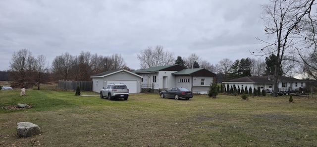 view of front of home featuring a front yard