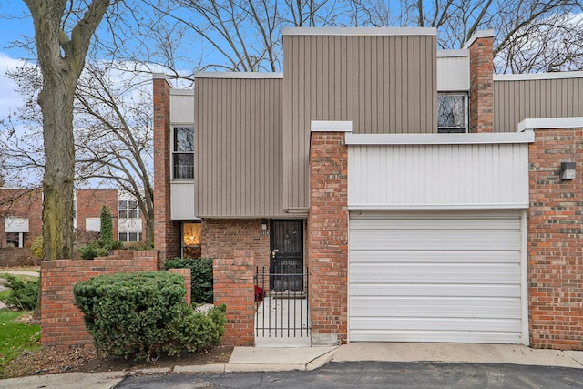 view of front facade featuring a garage