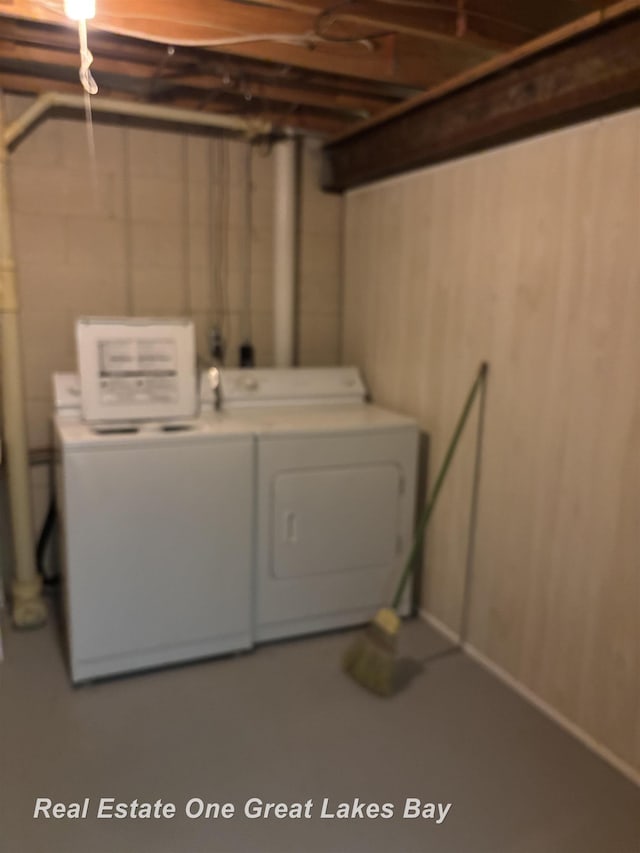 2377 Bay Woods Ct, Bay City, MI 48706 - washroom featuring independent washer and dryer