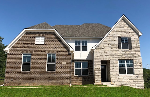 view of front property featuring a front yard