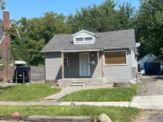 view of front of property featuring a front yard and a porch