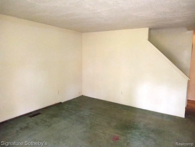 8240 Desoto St, Detroit, MI 48238 - unfurnished room with dark colored carpet