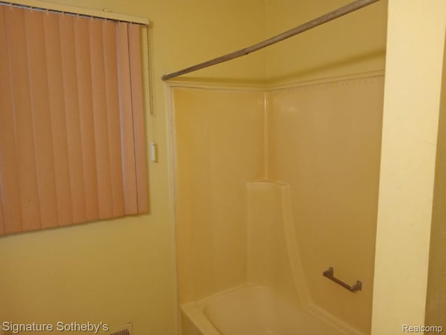 8240 Desoto St, Detroit, MI 48238 - full bath with bathing tub / shower combination