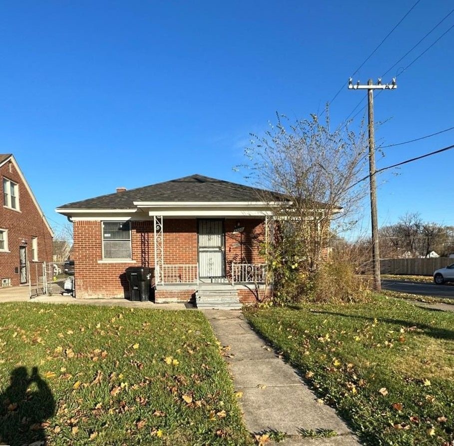 view of front facade with a front lawn and covered porch