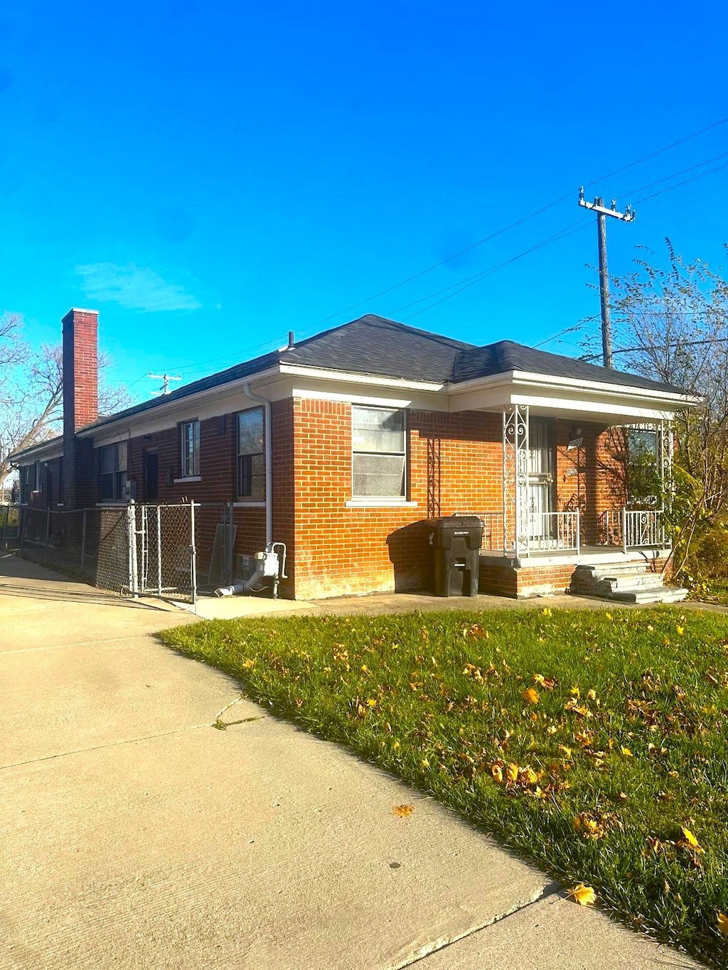 back of house featuring a lawn