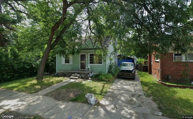 view of front of house with a front lawn