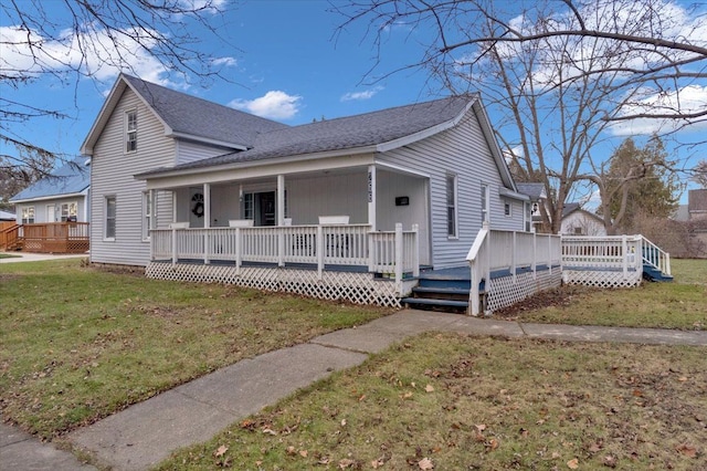 view of front of property featuring a front lawn