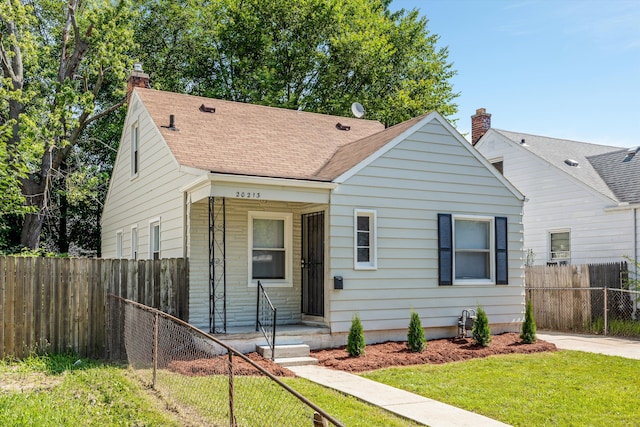 bungalow featuring a front yard