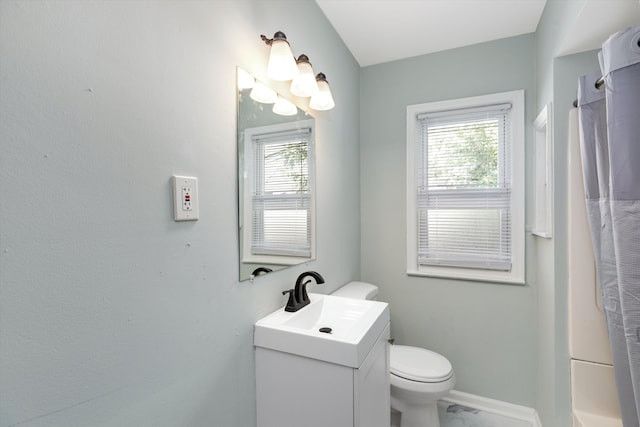 bathroom with a shower with curtain, plenty of natural light, vanity, and toilet