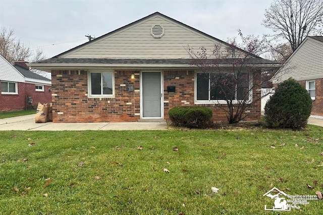 view of front of house with a front lawn