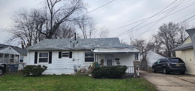 view of front of property featuring a front yard