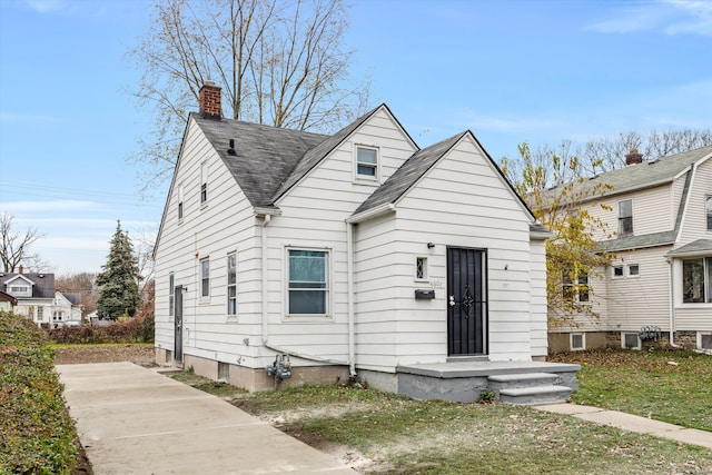 view of front of home featuring a front lawn