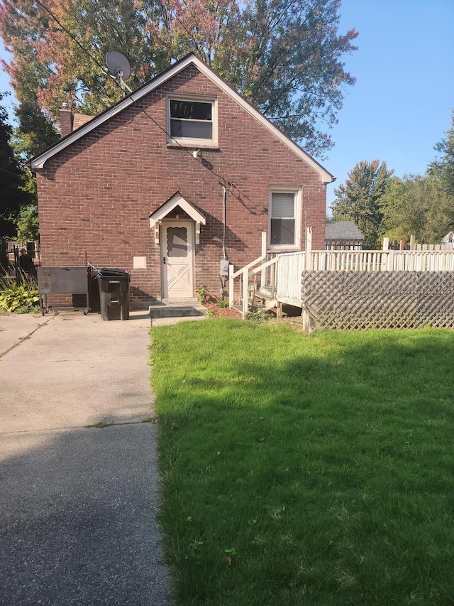 view of front of house featuring a front lawn