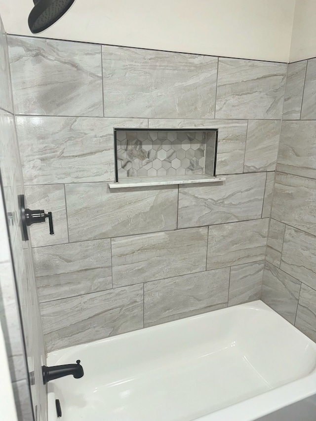 bathroom with tiled shower / bath combo