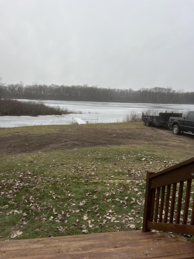 view of yard featuring a water view