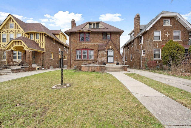 view of front of home featuring a front lawn