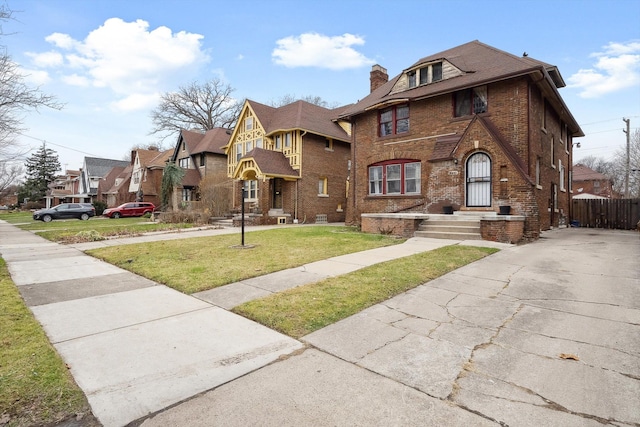 view of front of home featuring a front yard