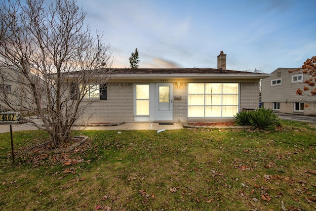 view of front of property featuring a yard