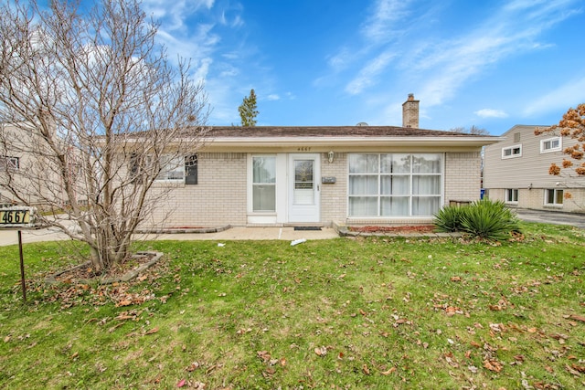 view of front facade with a front lawn