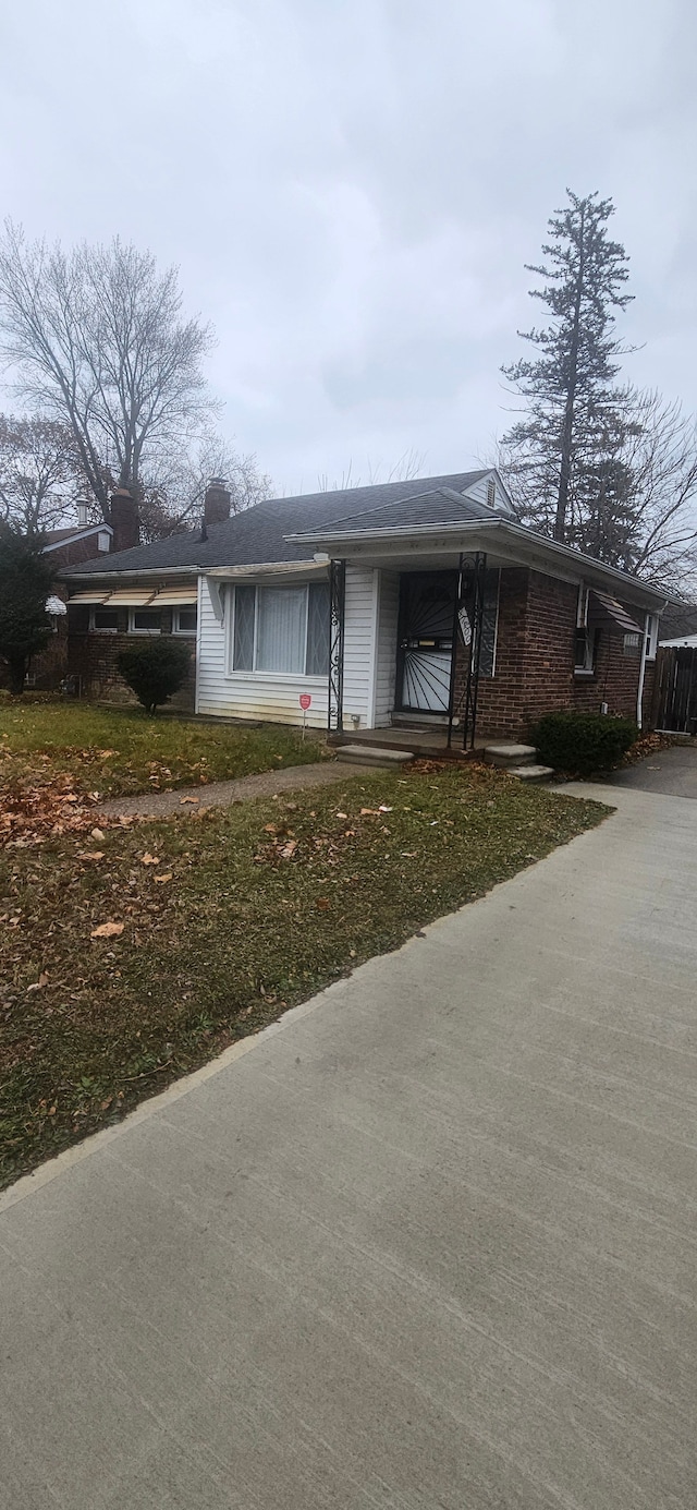 view of front of house with a front lawn